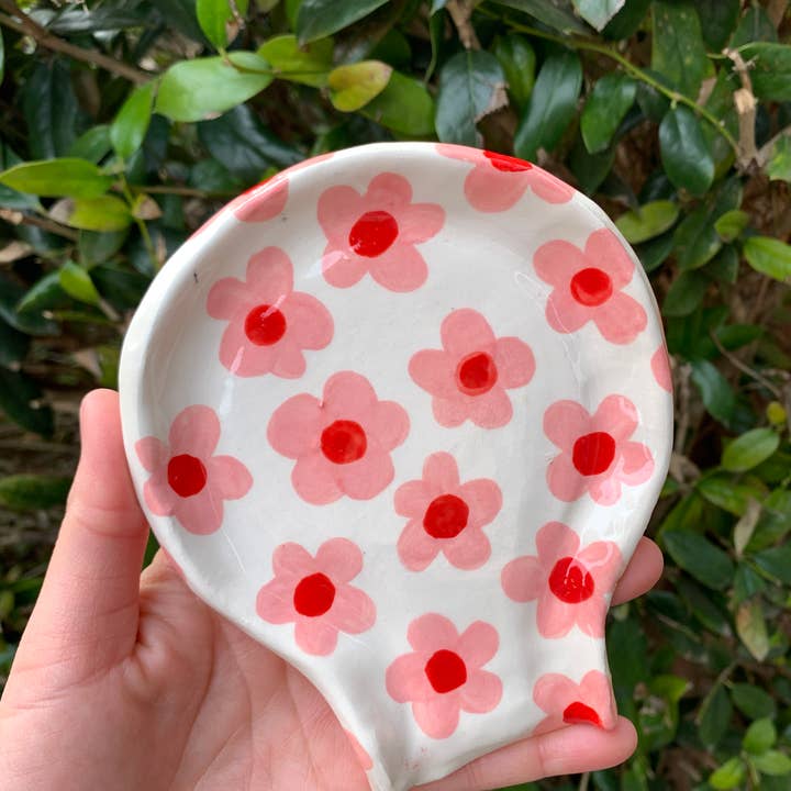 Pink Daisy Spoon Rest for engroshandel hos Howdy Ceramics