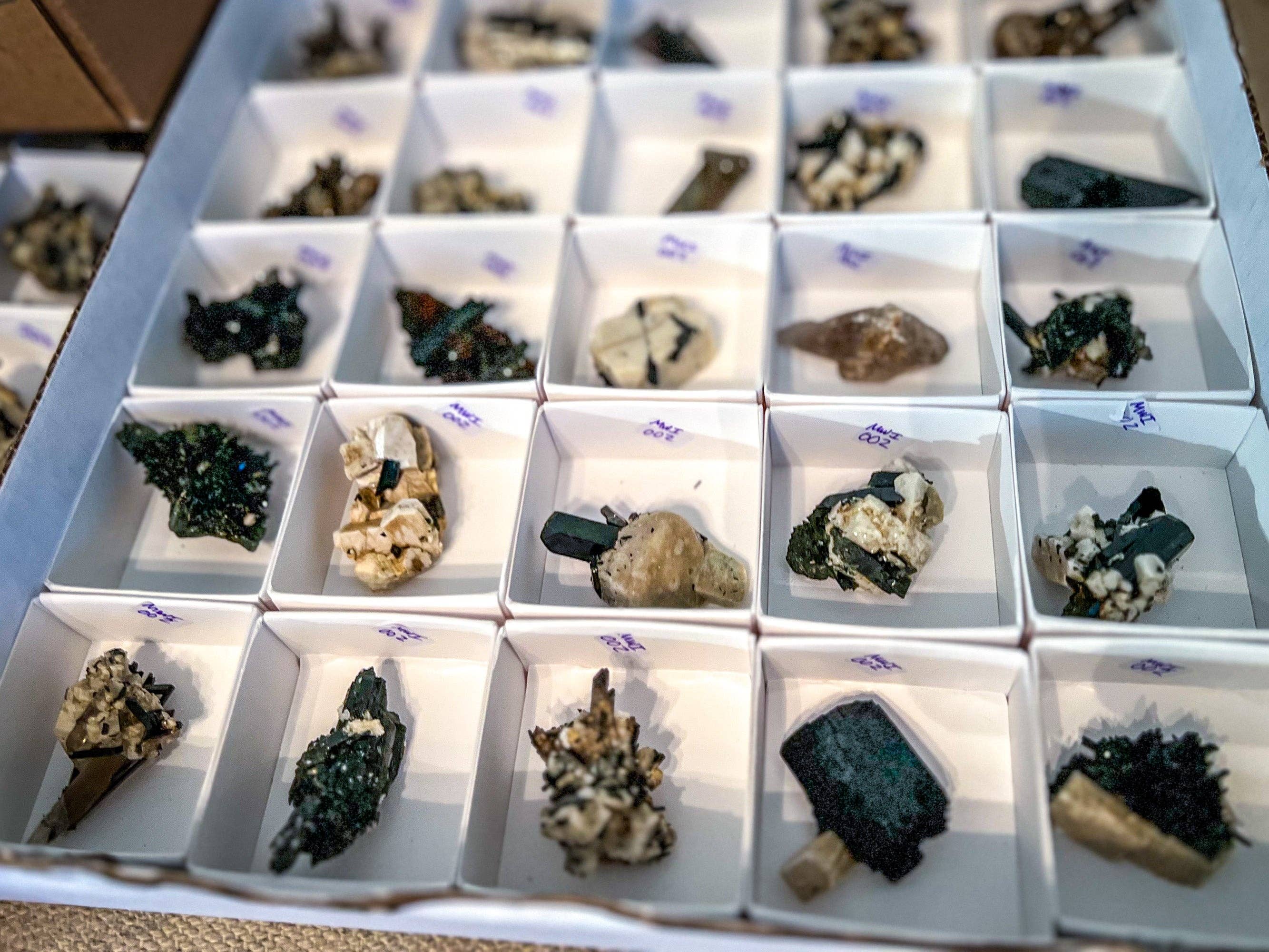 Mandala Gems – Engroshandel Spirituelle sten og krystaller – Blandede Malawi-mineraler med Aegerine, Røgrøgkvarts, Rutil, Grøn Chlorit3