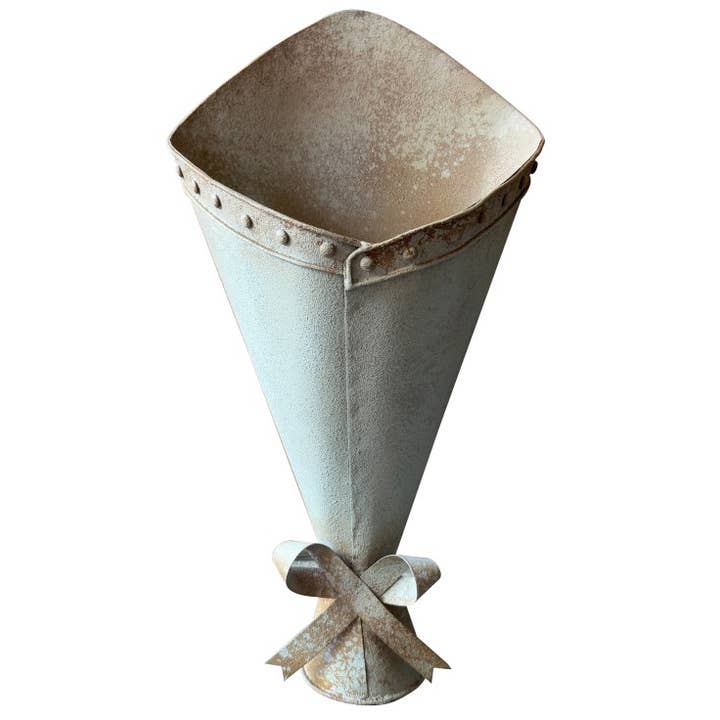 Grande vaso rustico in metallo da parete per bouquet per la vendita all'ingrosso da parte di McGowan & Rutherford Ltd