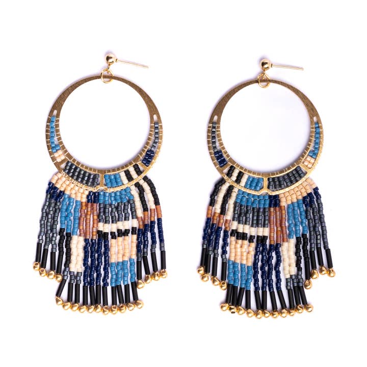 Mayana Designs Co - Wholesale Hangende/ronde oorbellen - Handgeweven geschilderde oorbellen met woestijnfranjes (blauw) met kralen0