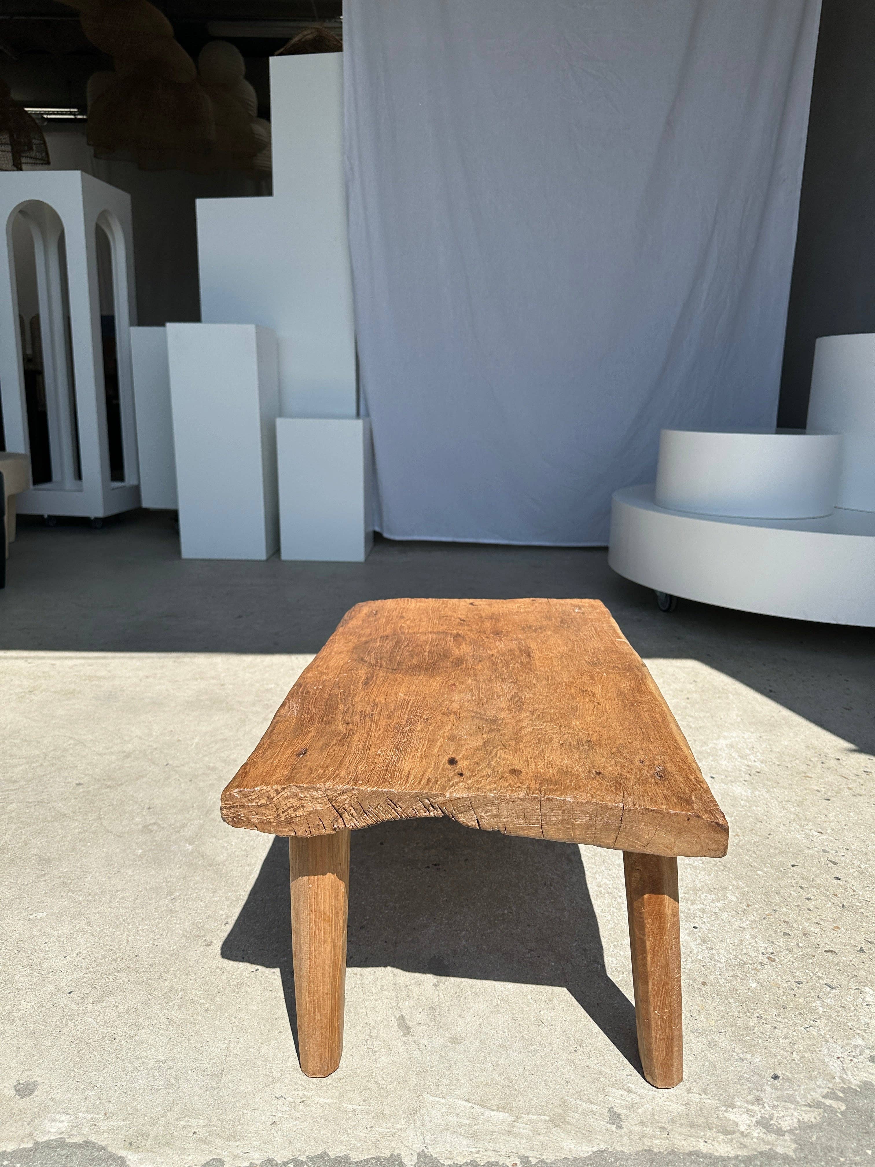 Office Objets – Großhandel Beistelltisch – Kleiner leichter Couchtisch aus hellem Teakholz mit vier Beinen H: 30 L: 63,5 B: 40 cm25