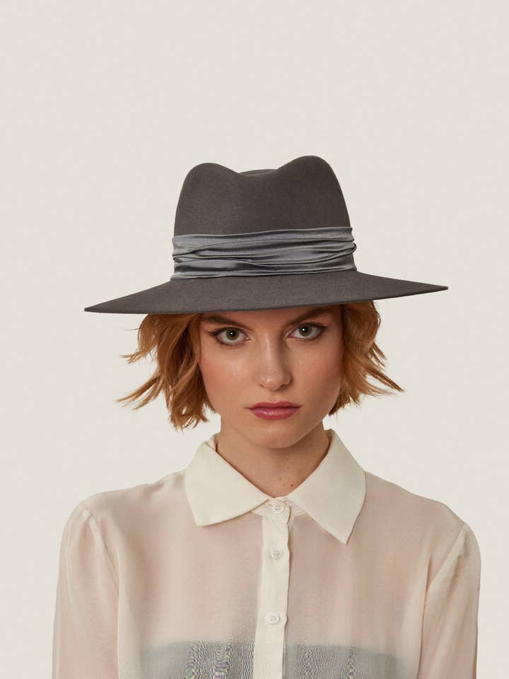 Sombrero de fieltro MONTBLANC grafito con banda de seda grafito para venta al por mayor de DILARA LATROUS
