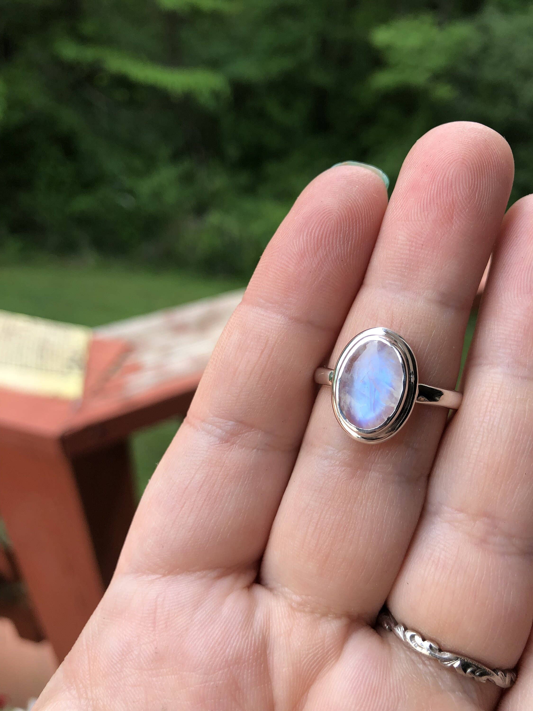 Farmhouse Moon - Vente Bague de cocktail/de cérémonie - Bague tendance en argent sterling arc-en-ciel Moonstone faite à la main5