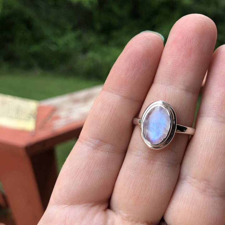 Farmhouse Moon - Vente Bague de cocktail/de cérémonie - Bague tendance en argent sterling arc-en-ciel Moonstone faite à la main5
