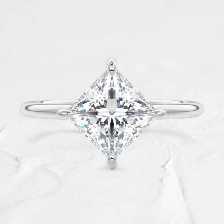 Bague solitaire en moissanite taille princesse de 2,5 carats en argent 925 pour la vente par DJOYR