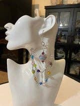 Boucles d'oreilles en forme de lustre en verre et perles de papier d'art pour la vente par Angela Catirina Jones