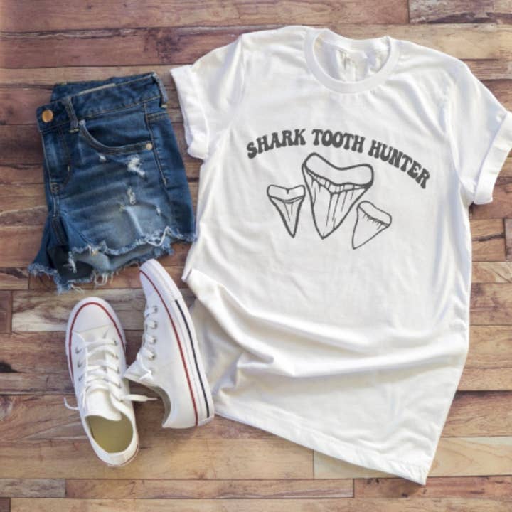 T-shirt Chasseur de dents de requin Beach Florida pour la vente par Sew Vicious