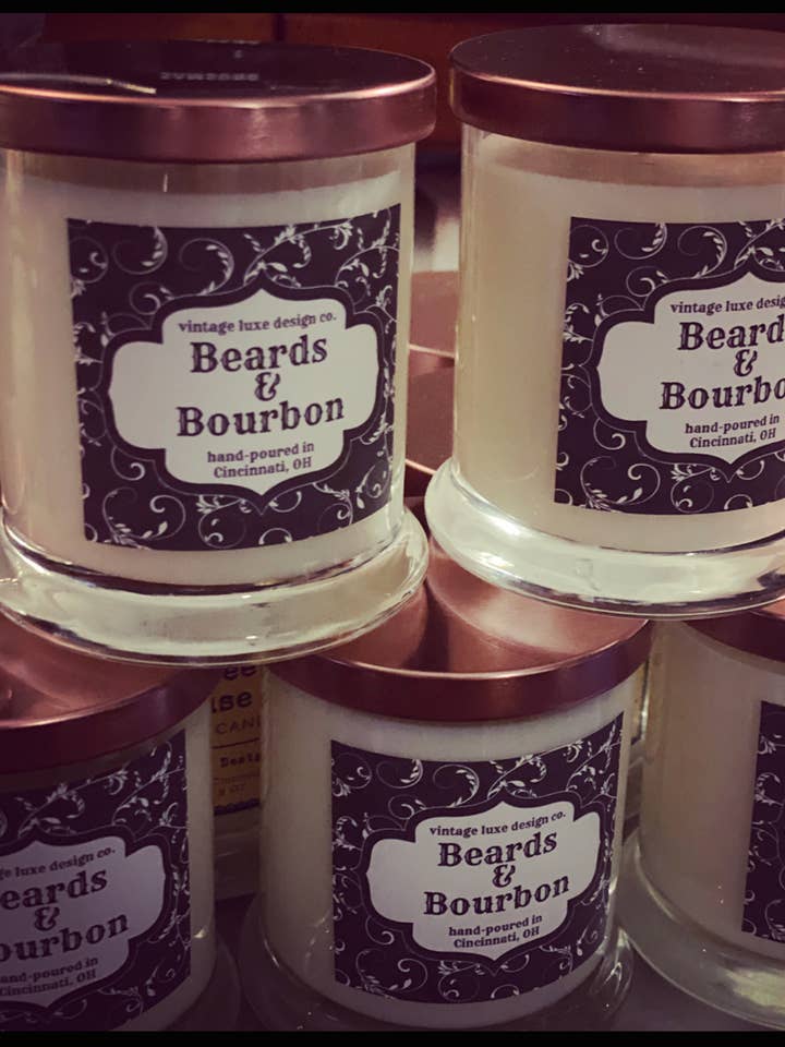 Candela in cera di soia Beards & Bourbon da 10 once * Vintage Luxury per la vendita all'ingrosso da parte di Vintage Luxe Design Co.