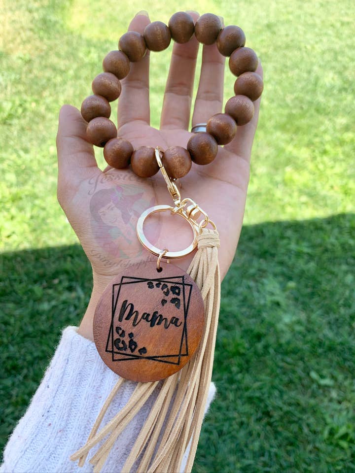 Porte-clés bracelet en perles de bois gravées Mama pour la vente par Mermaid Magic Cove