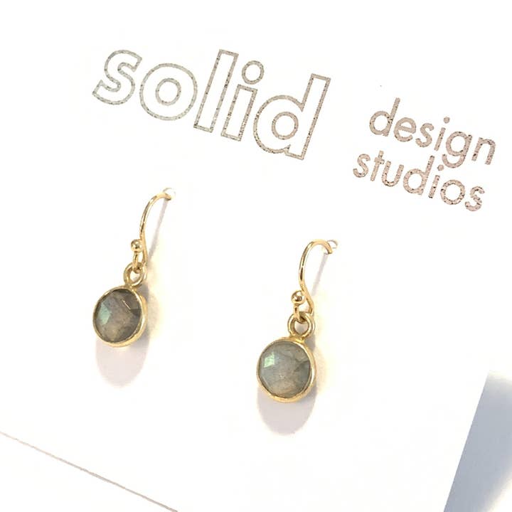 Boucles d'oreilles biseauté Tiny Labradorite et vermeil doré pour la vente par Solid Design Studios