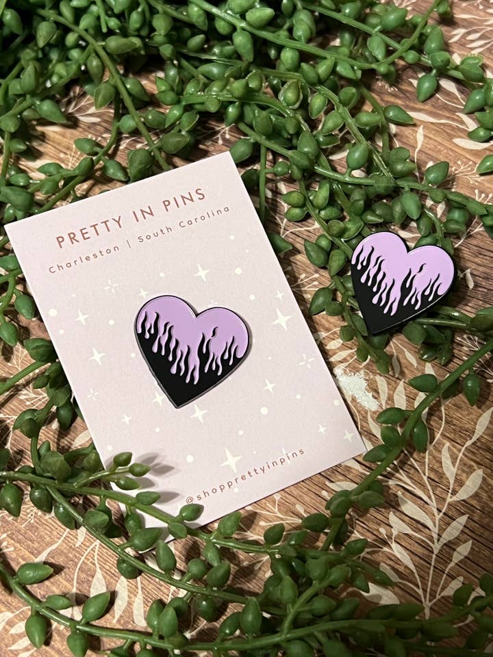 Pin Coração Chama Roxo por atacado de Riddle Boutique