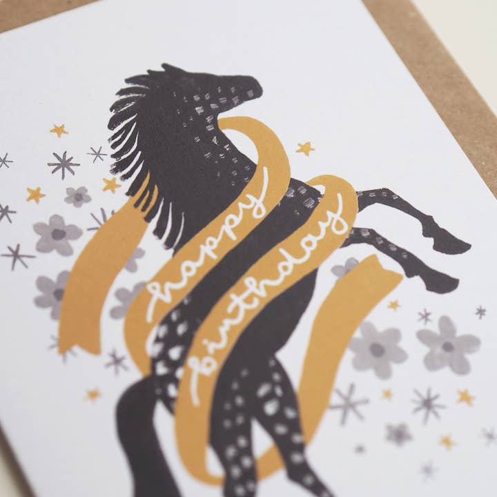 Jade Fisher – Großhandel Geburtstagskarten – Geburtstagskarte „Happy Birthday“, schwarzes und gelbes Pferd1