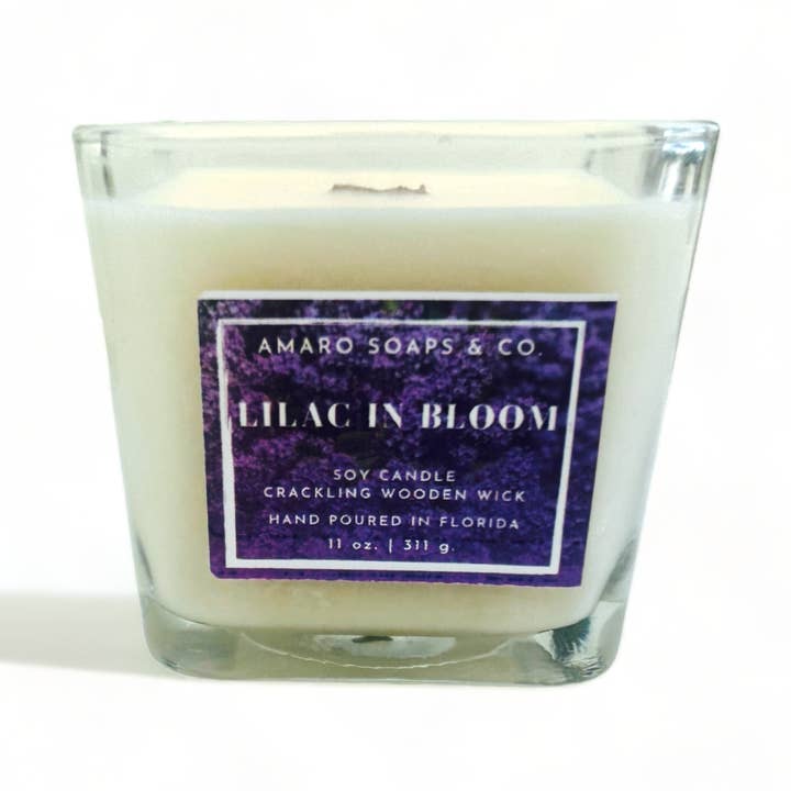 Candela di soia con stoppino in legno Lilac in Bloom per la vendita all'ingrosso da parte di Amaro Soaps & Co.