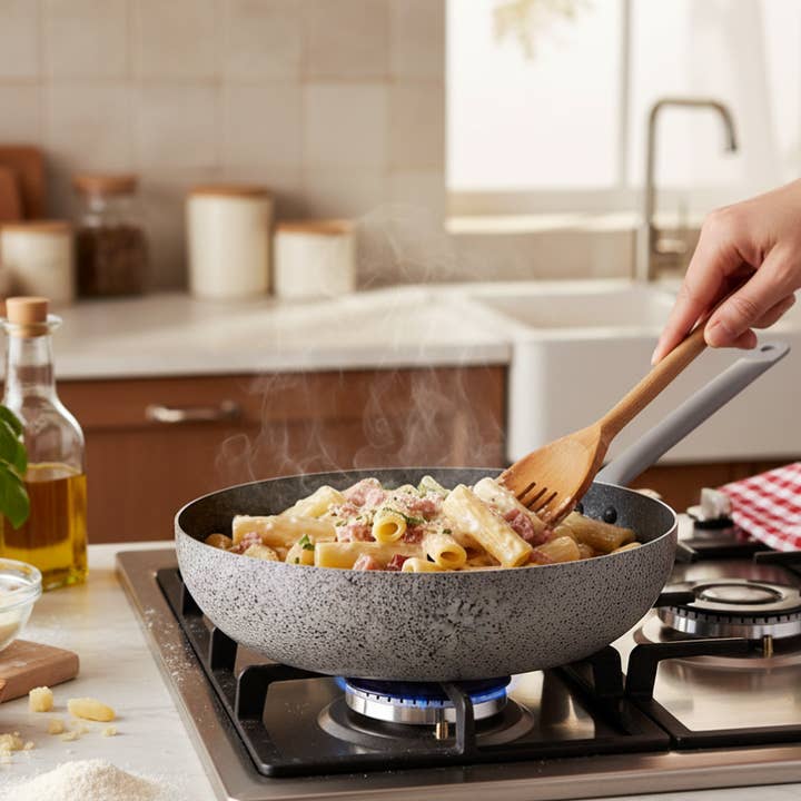 Non-stick praktisk pastapande i aluminium med et langt håndtag i jern PFOA-fri ridsefast hurtig madlavning lavet i Italien for engroshandel hos Mamù