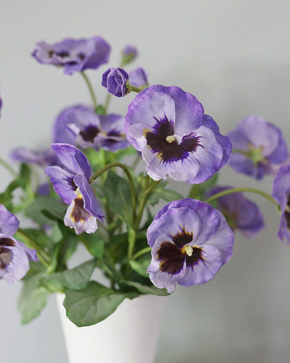 Prestige Botanicals – Großhandel Künstliche Blumen – Lavendelviolette Seidenstiefmütterchen 21"3
