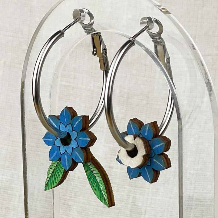 Kreisohrringe: Blaue Blumen für den Großhandel von Poppin' Tags Design