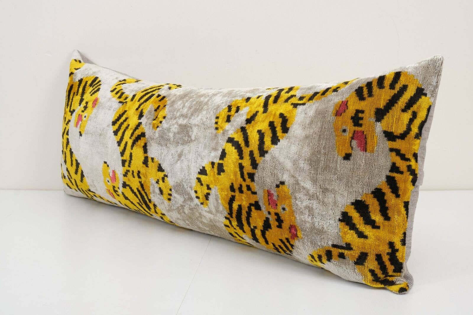 Vintage Pillows Store - Vendita all'ingrosso Cuscini lombari - Cuscino da letto in velluto Ikat Tiger, fodera per cuscino lombare in seta2