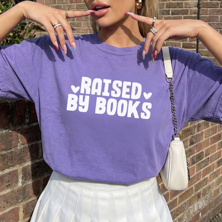 Camiseta Comfort Colors de tecido pesado "Raised By Books" por atacado de The Swoon Room