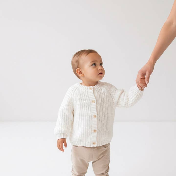 Enfants / Tout-petits / Cardigan en tricot de coton confortable pour enfants / Neutre | Blanc Ivoire pour la vente par Burrow Clothing Company