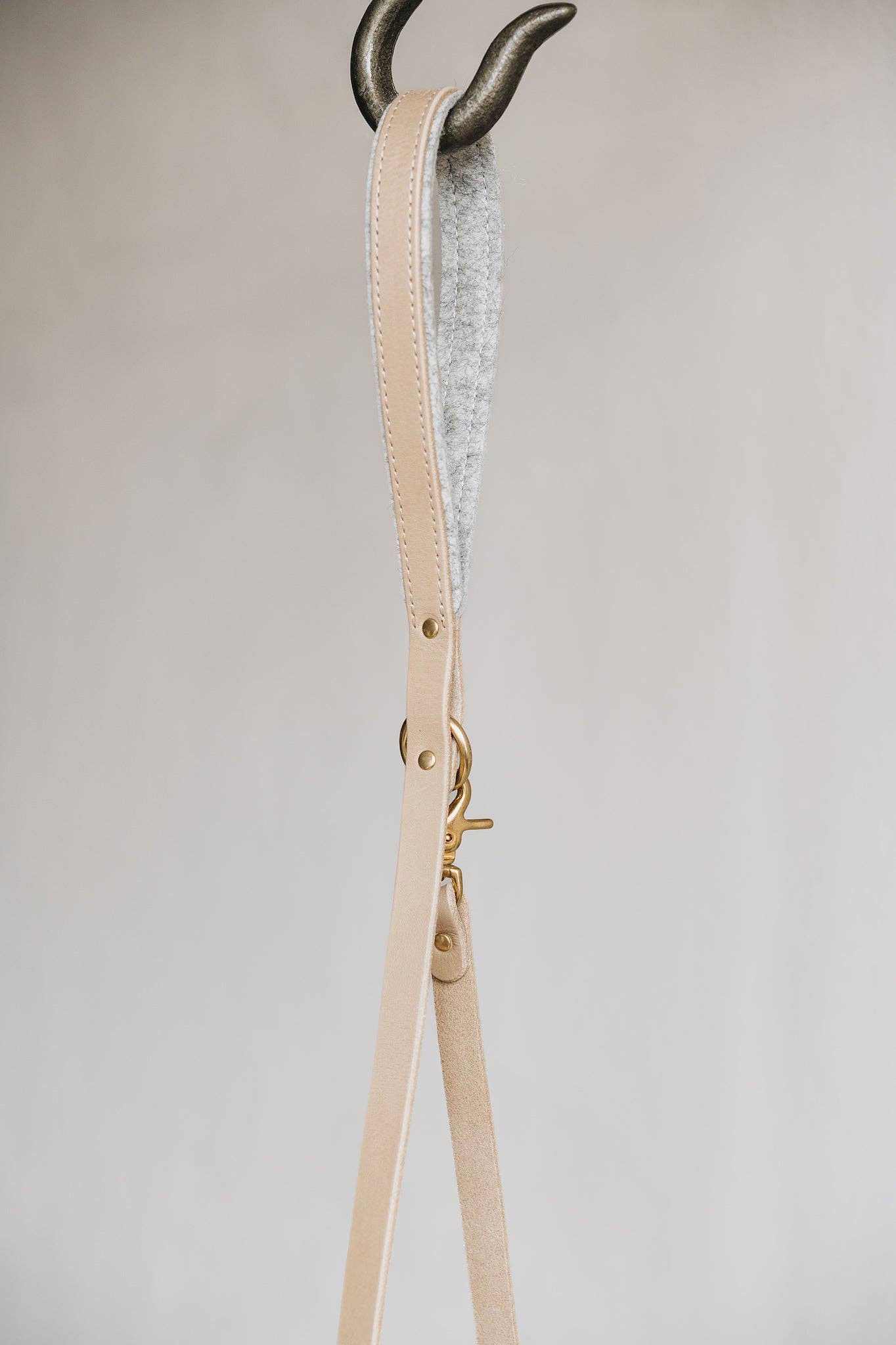 BAND&ROLL - Wholesale Pet Leash - Dog - LIGHTWEIGHT SHORT LEATHER LEASH. HITCH air21