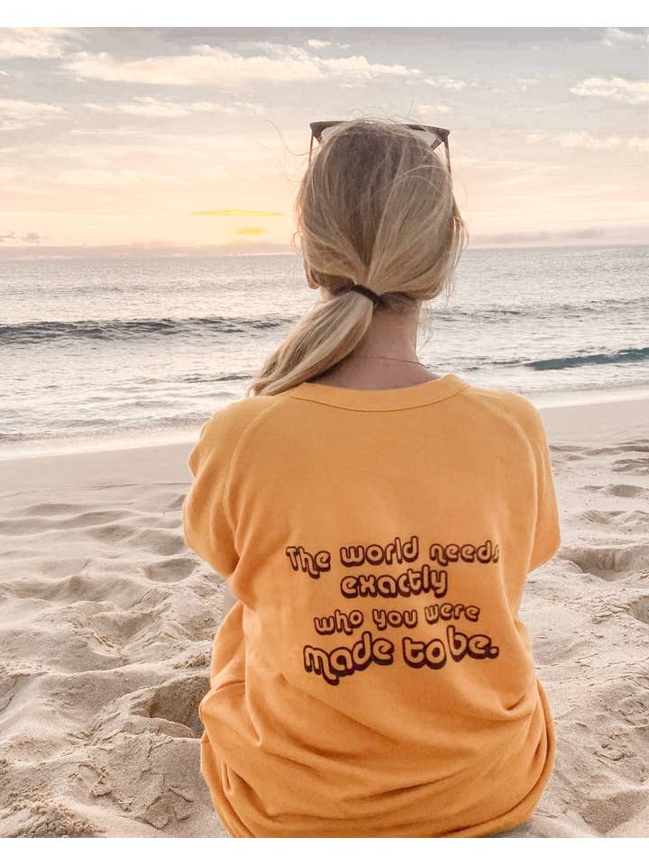 Rad Vibes Only – Engroshandel Grafisk Sweatshirt - Dame – Verden har brug for, hvem du blev lavet til at være Pullover Crewneck