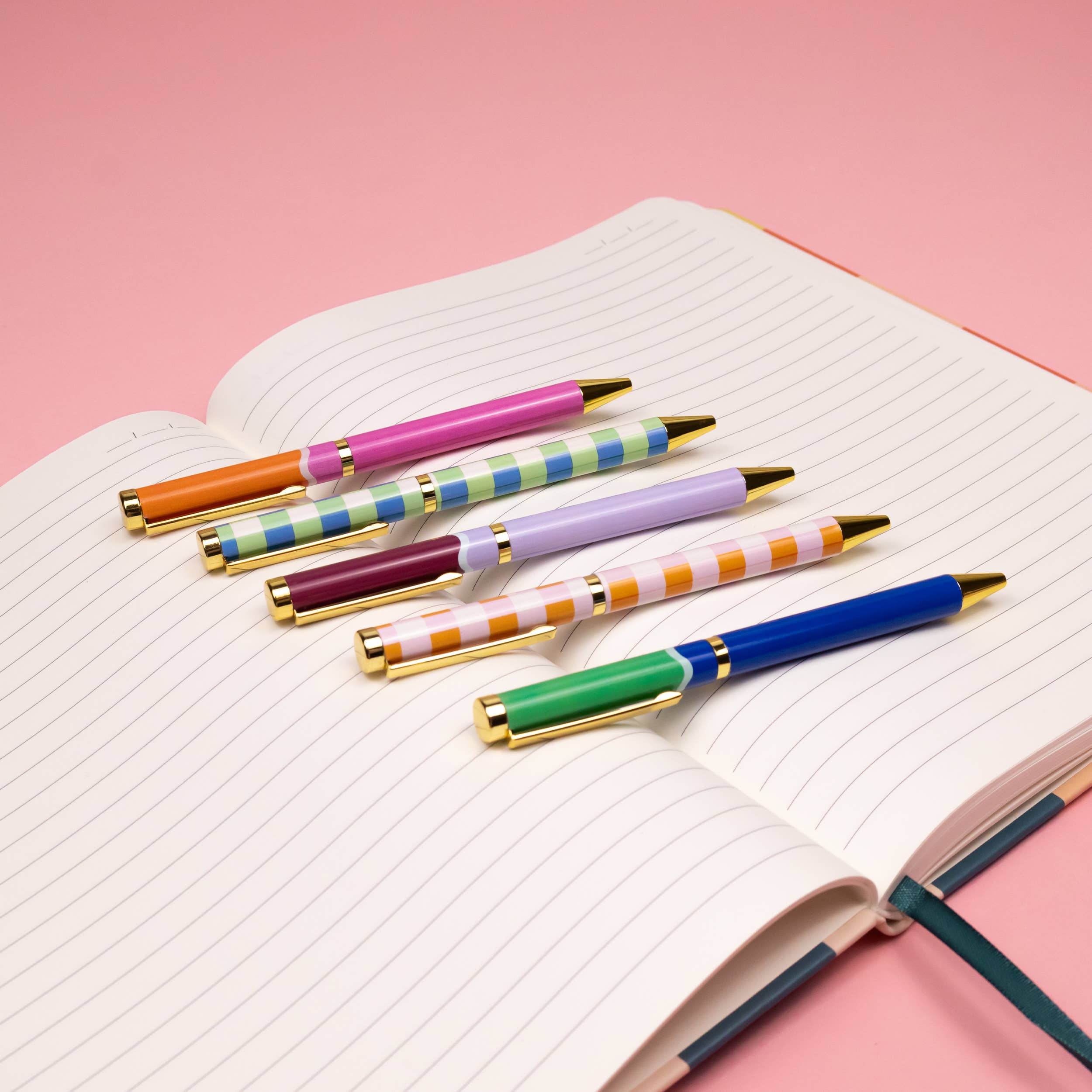 Robert Frederick Ltd – wholesale Pennor – Saje kulspetspennor med blandade mönster i presentförpackning – set med 5 pennor4