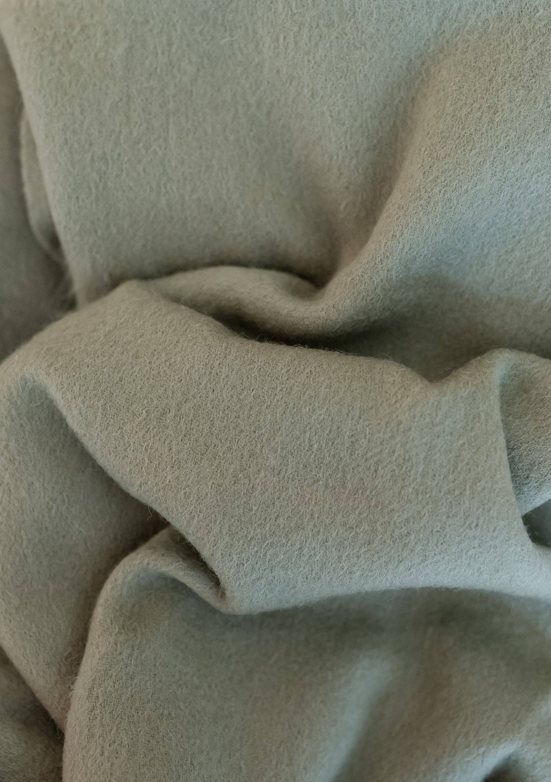 TBCo – wholesale Throw blanket – Lambswool Blanket in Olive1