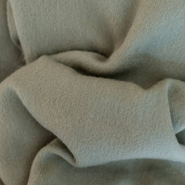 TBCo – wholesale Throw blanket – Lambswool Blanket in Olive1