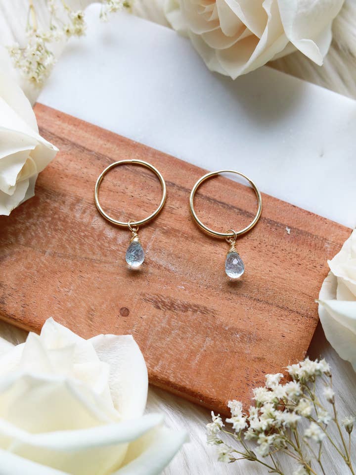 Créoles pour bébé en topaze bleue {or ou argent} pour la vente par Malabella Jewels