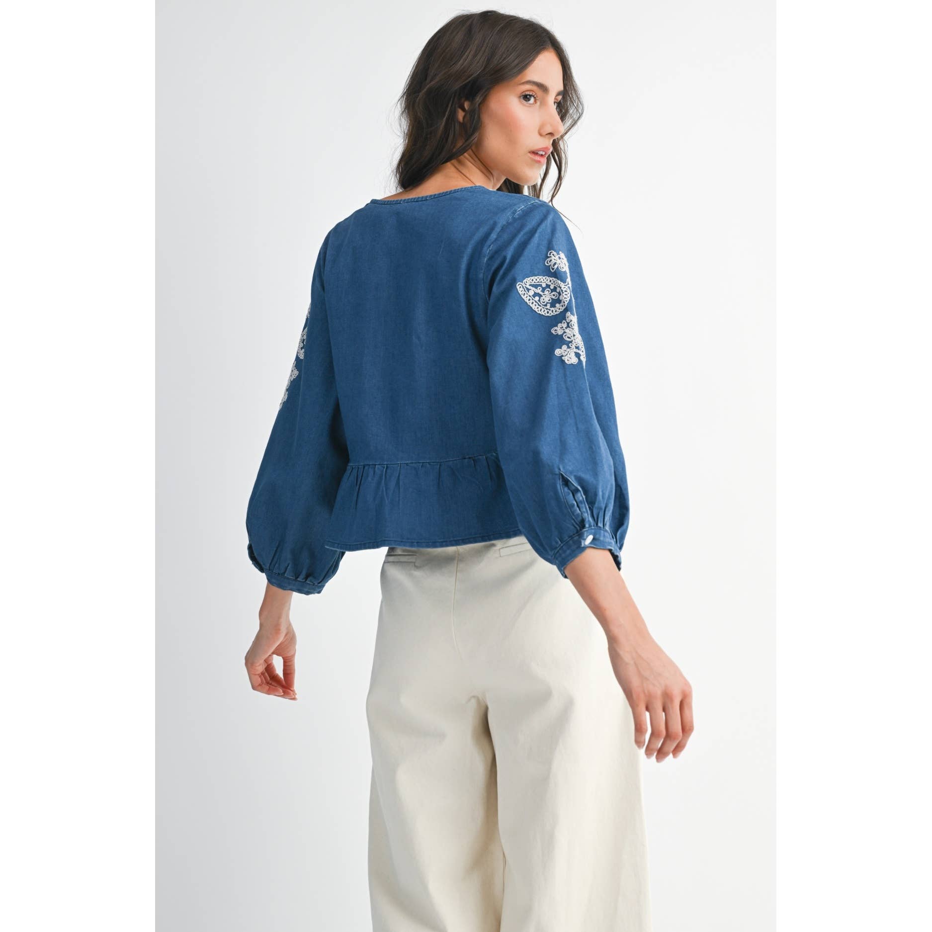 LAVAGGIO MEDIO CAMICETTA CORTA IN DENIM RICAMATA CON DETTAGLIO DI PERLINE in vendita all'ingrosso su Faire7