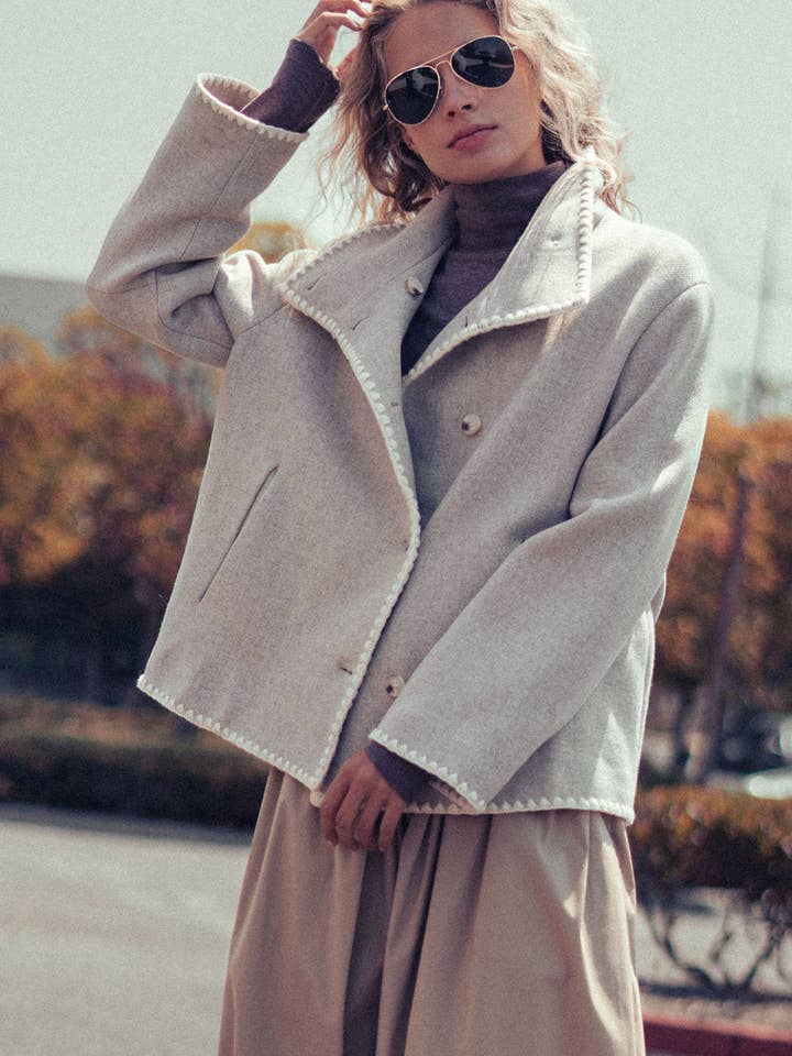 Veste à col orné de broderies moderne pour la vente par Fashion Week