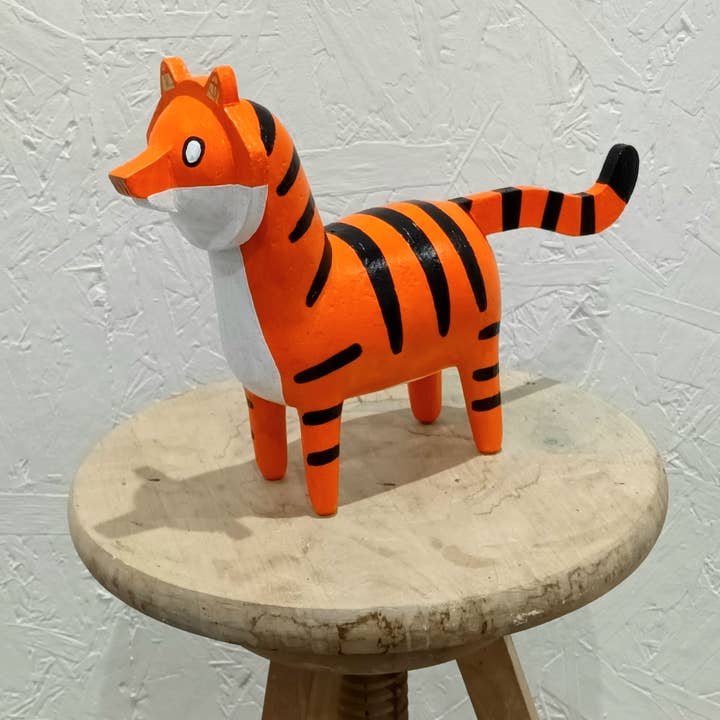 Middelgrote Tijger Chique Papier-maché Sculptuur Gemengde Media Kunstwerk voor wholesale door Tania Holland Gallery