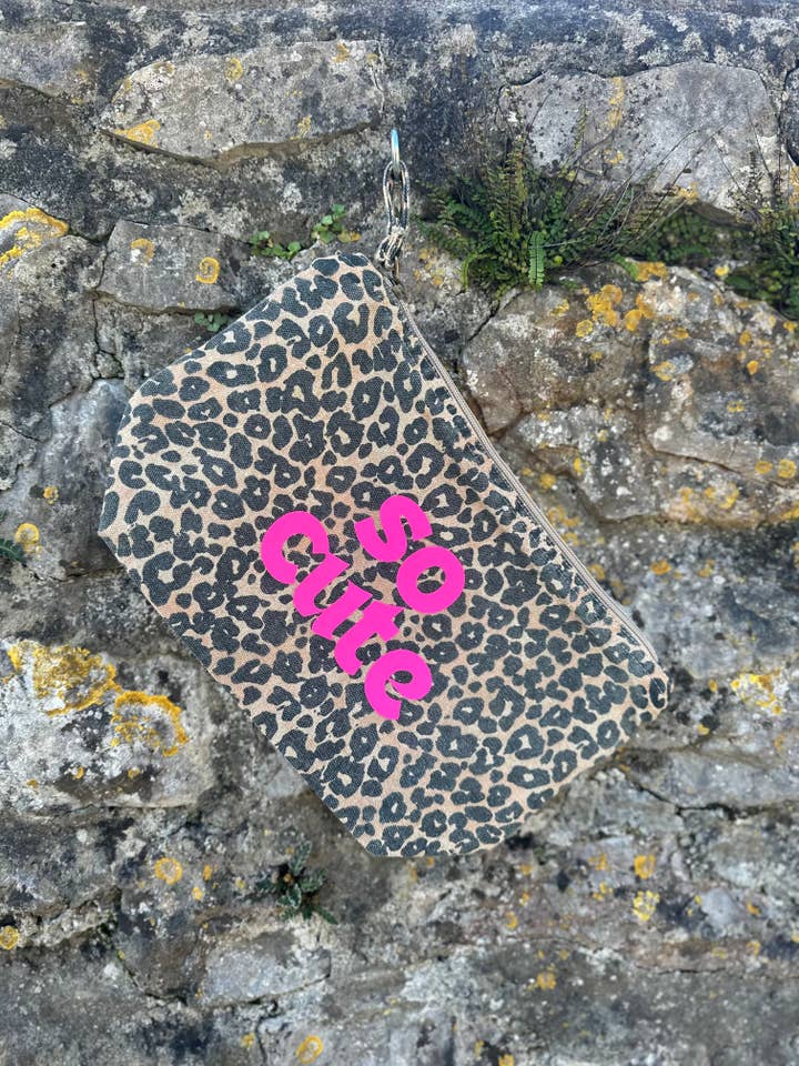 Pochette con stampa leopardata - Personalizzata / Personalizzabile per la vendita all'ingrosso da parte di Dottie Wombat