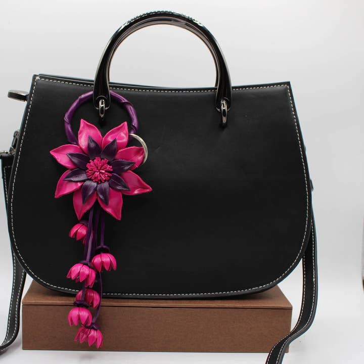 Sunflower Handmade leather inc – Engroshandel Taske krog/ophæng - Dame – Nøglering med læderblomst taskevedhæng pungvedhæng5