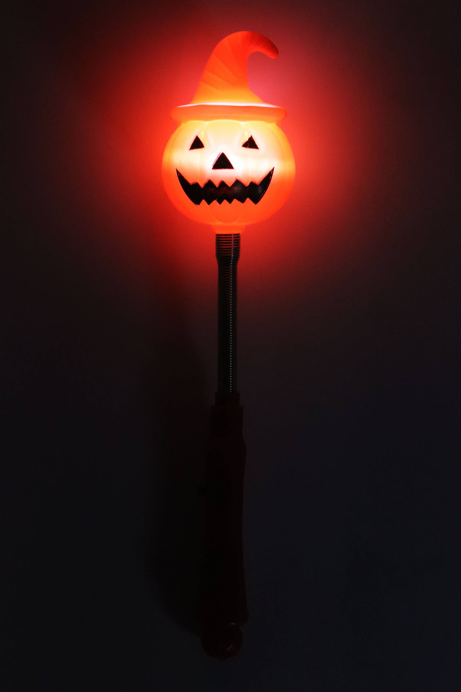 ASSORTI Baguette lumineuse à LED avec tête de Halloween suspendue sur ressort en vente sur Faire1