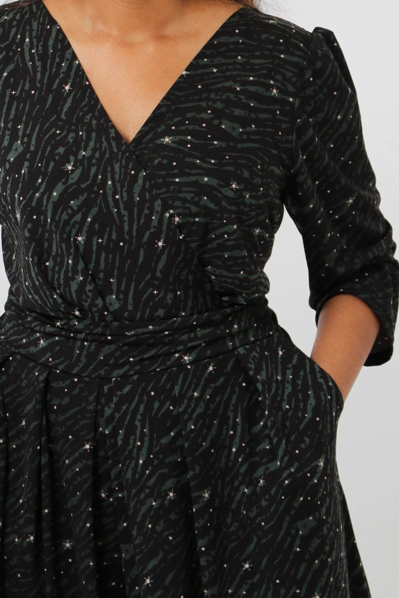 Sarta - Wholesale Jumpsuit - Dames - Kaki jumpsuit met wijde pijpen en zebraprint en sterrenprint3