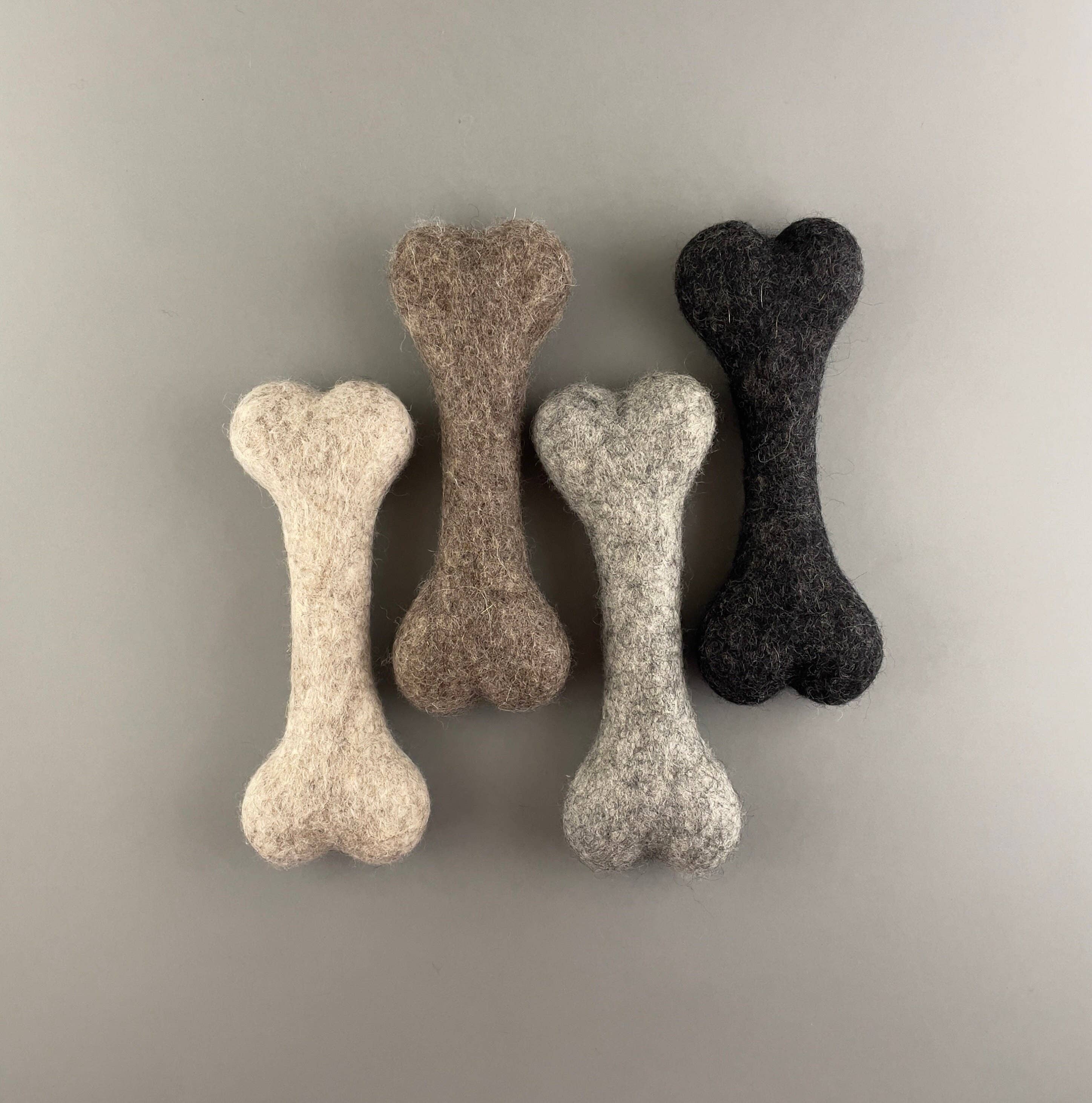 Pawsome Pet Toys - Venta al por mayor Juguete - Perros - Hueso de lana hecho a mano para perros, juguete suave para interior1