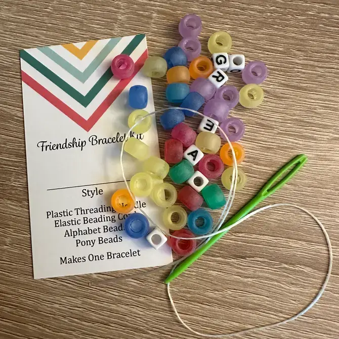 Scribble & Scroll - Vendita all'ingrosso Gioielli fai da te - Bambini - Kit di braccialetti Friendship con perline, casuale, personalizzabile1