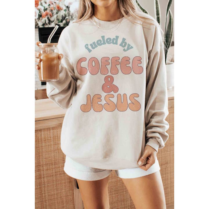 BLUME & CO. – Engroshandel Grafisk Sweatshirt - Dame – DREVET AF KAFFE OG JESUS Oversize Grafisk Sweatshirt1