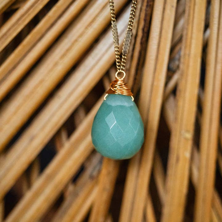 Bella Vita Jewelry - Venta al por mayor Collares con colgantes/abalorios - Collar en forma de gota con piedras naturales de Zara | Aventurina verde