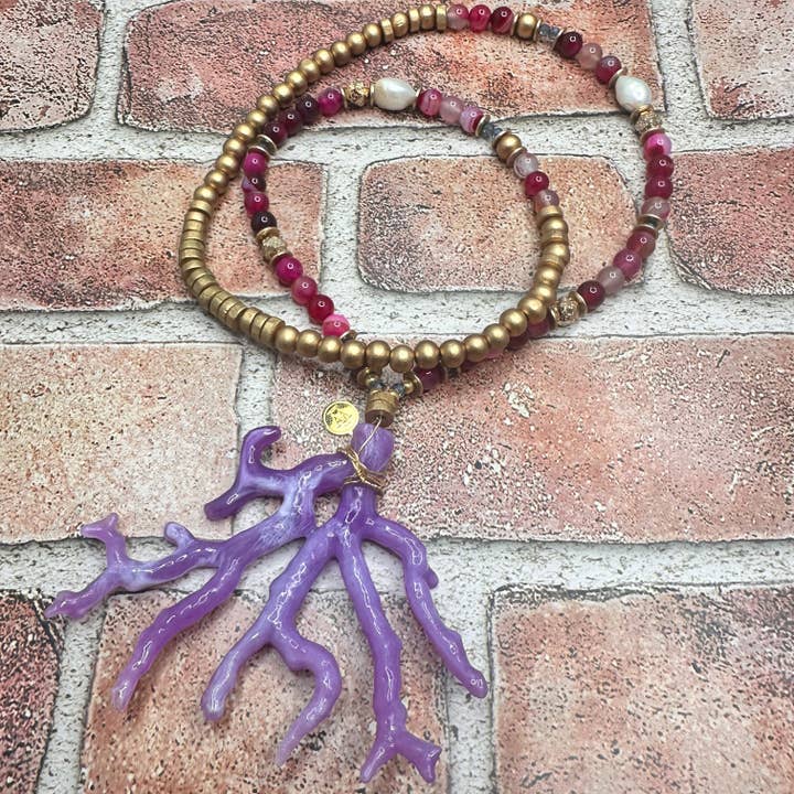Halskette mit Anhänger aus rosa Achaten und violettem Korallen | Erika Williner Designs für den Großhandel von Erika Williner Designs