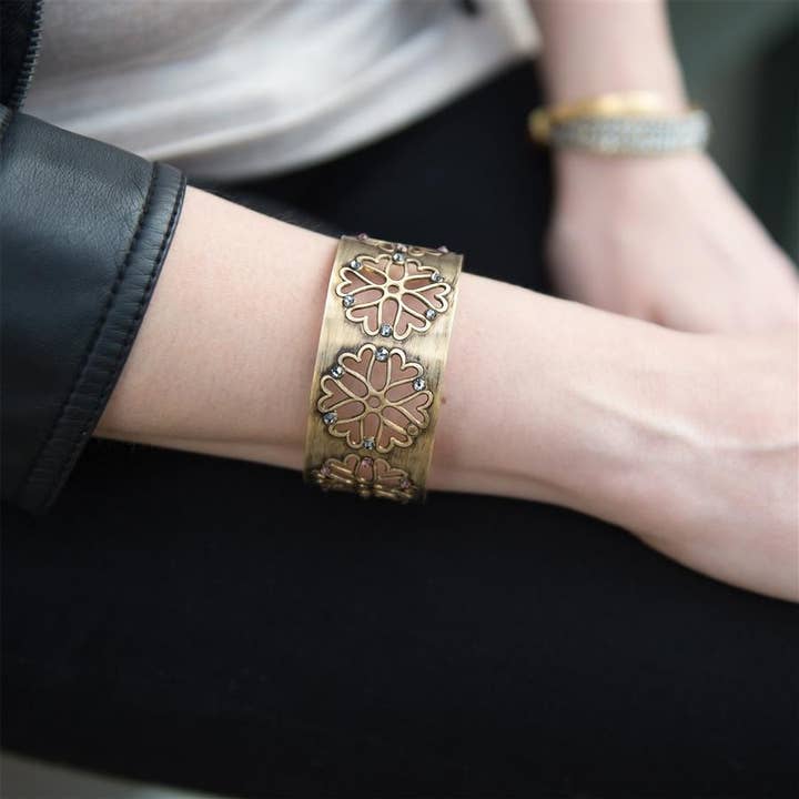 Manchette en laiton Nuri avec pierres Swarovski pour la vente par Isabelle Grace Jewelry