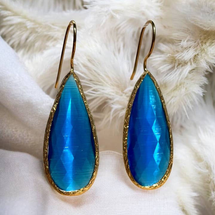 "DELHI" øreringe med naturlig blå agat forgyldt med fint guld for engroshandel hos TOURMALYN