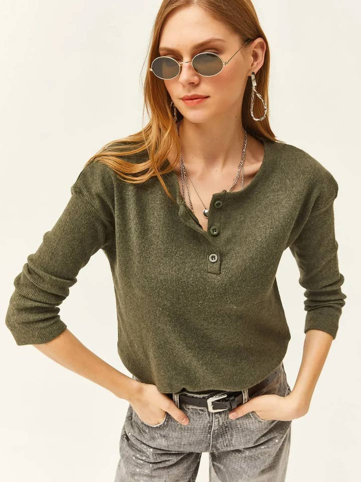 Knaplukket fleece-foret løs sweater for engroshandel hos Hoxton Gal