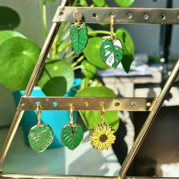 Gold pendant without earrings for combining for wholesale by plantyintroverts