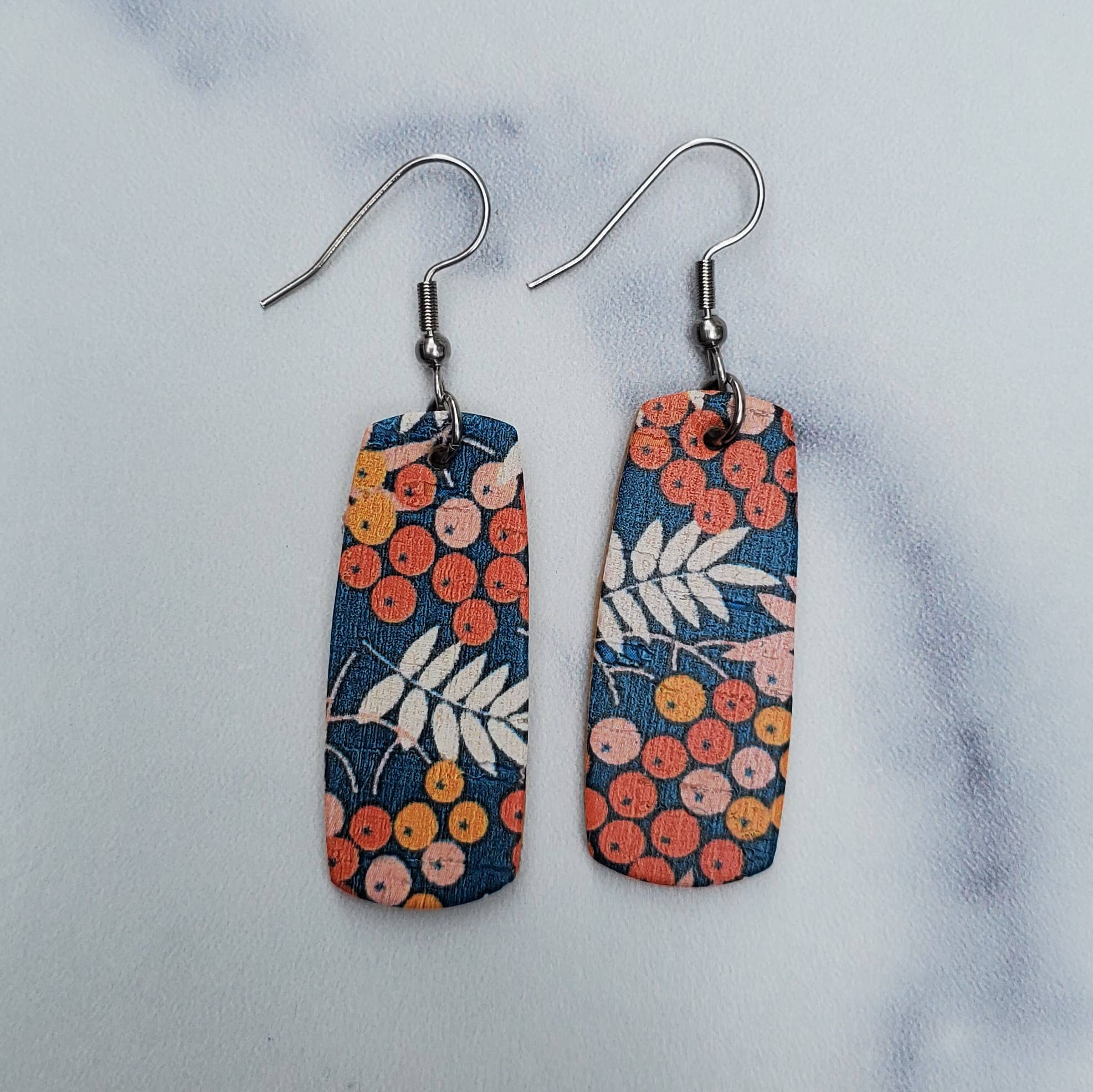 A Glamper's Creations LLC – wholesale Hängande örhängen – Höstblommiga på blå Mini Bar läderörhängen4