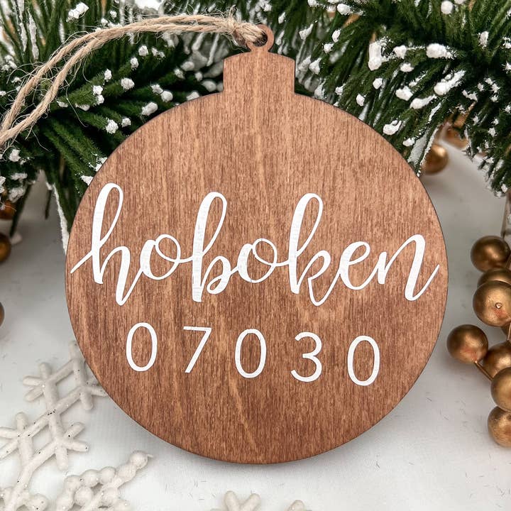 Adorno de Madera con Ciudad y Código Postal | Adorno Redondo de 3.5 pulgadas para venta al por mayor de Hometown Hello