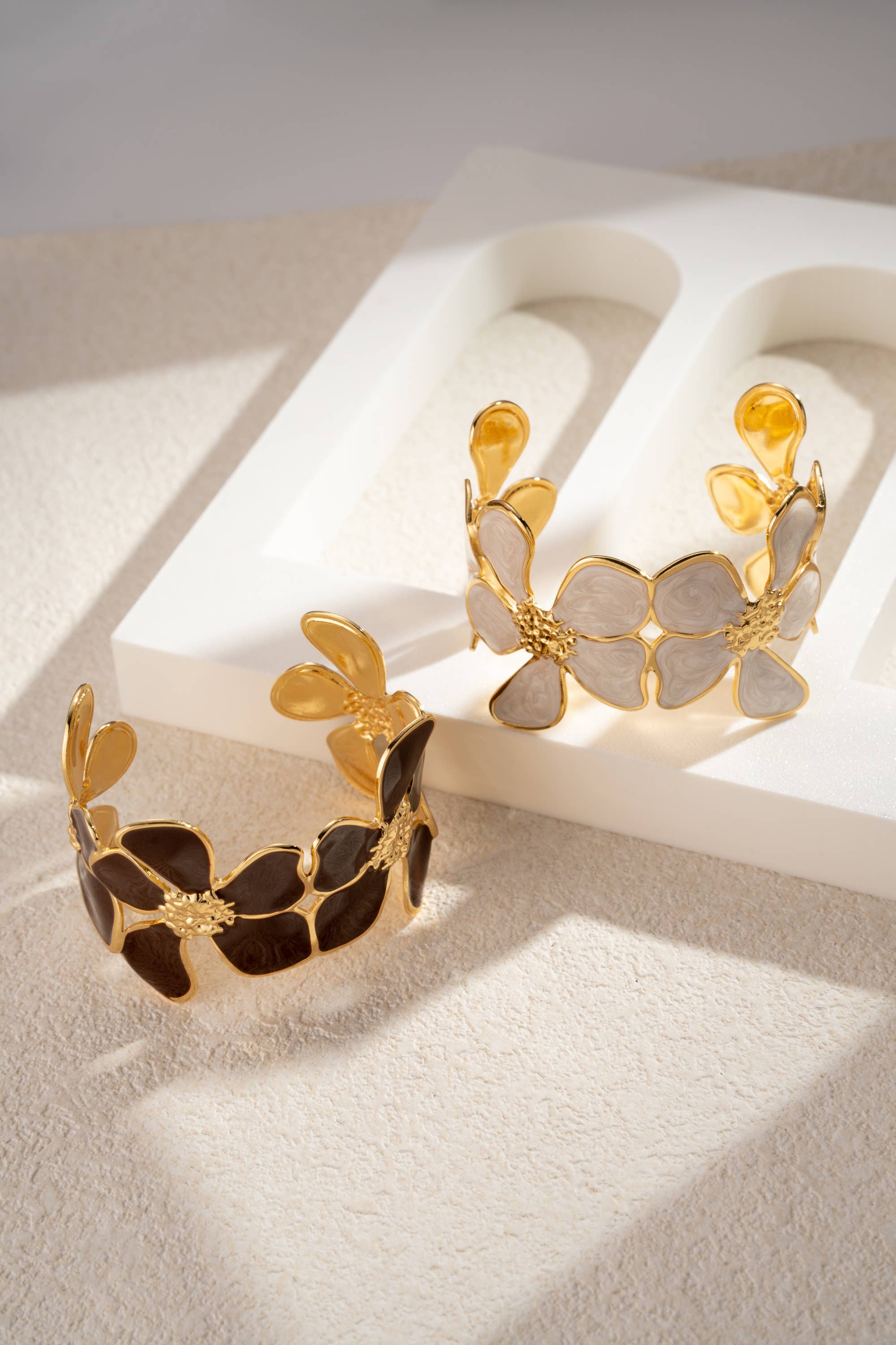 COSMOS – wholesale Cuff bracelet – Gold Floral Bracelet with Marbled Flower Adjustable Stainless Steel4