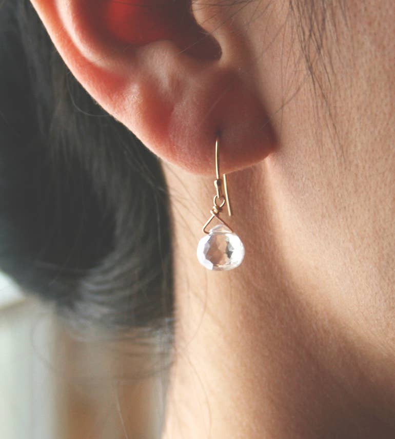 Laura Stark Designs - Vente Boucles d'oreilles pendantes - Boucles d'oreilles Dainty Quartz | Cadeaux pour elle1