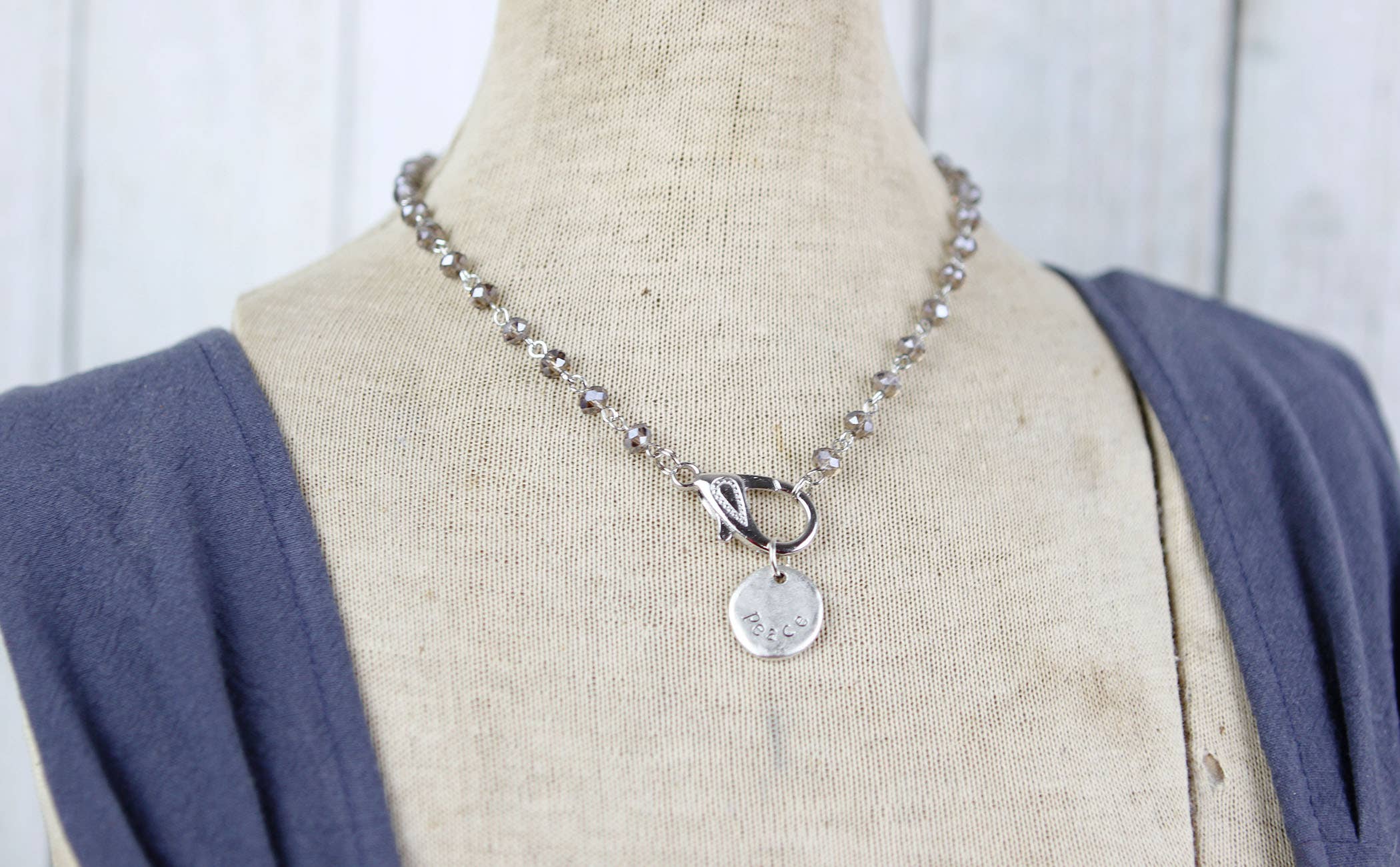 Jennifer Dahl Designs LLC - Vente Colliers à pendentif - Collier à breloques à fermoir mousqueton gris ardoise perlé1